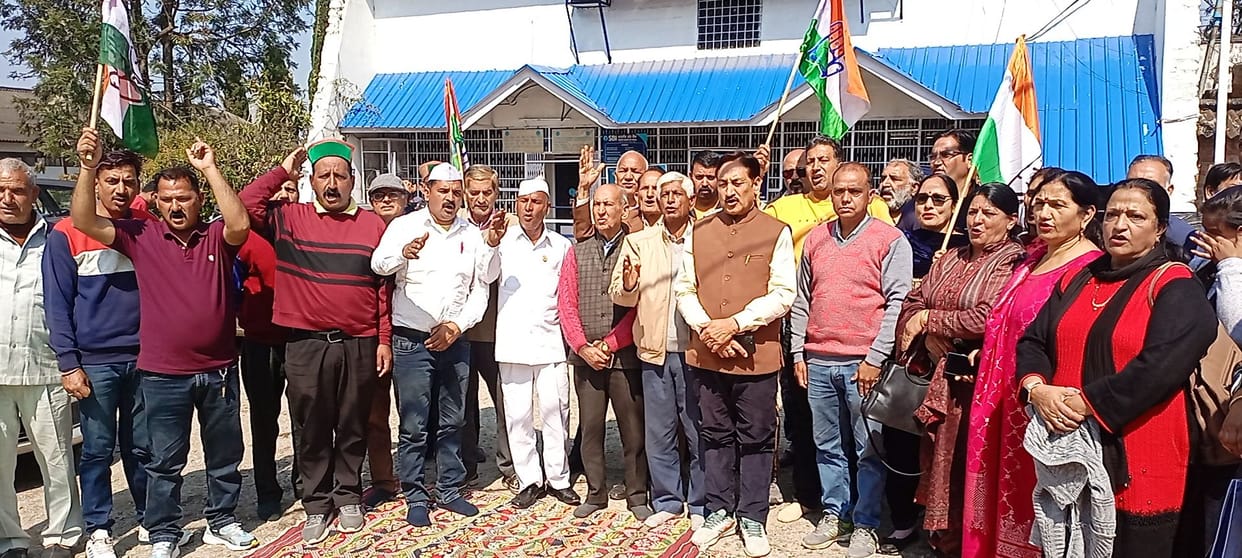 Protest outside LIC and SBI in Mandi