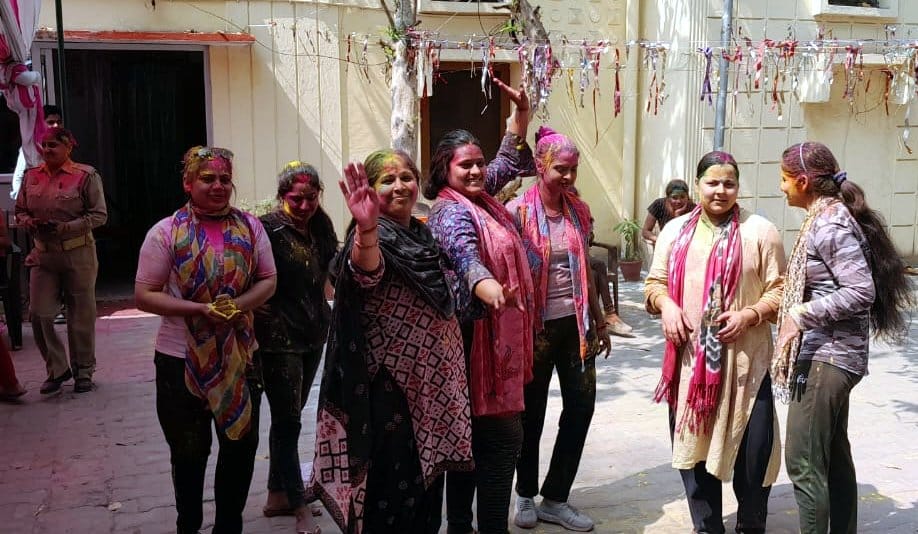 Policemen played Holi on the second day in Kotwali Sadar and Neemgaon police station
