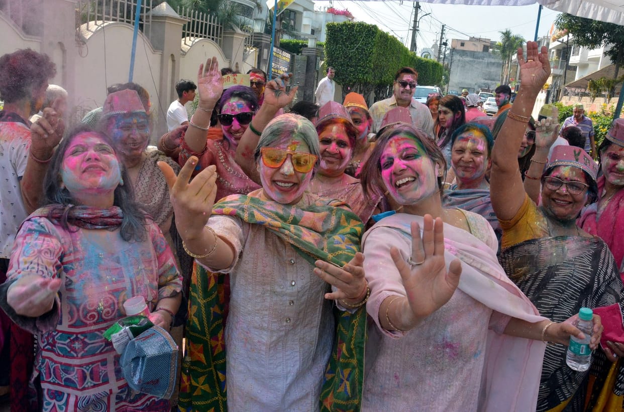 Happiness prevailed on Holi, a lot of gulal was blown