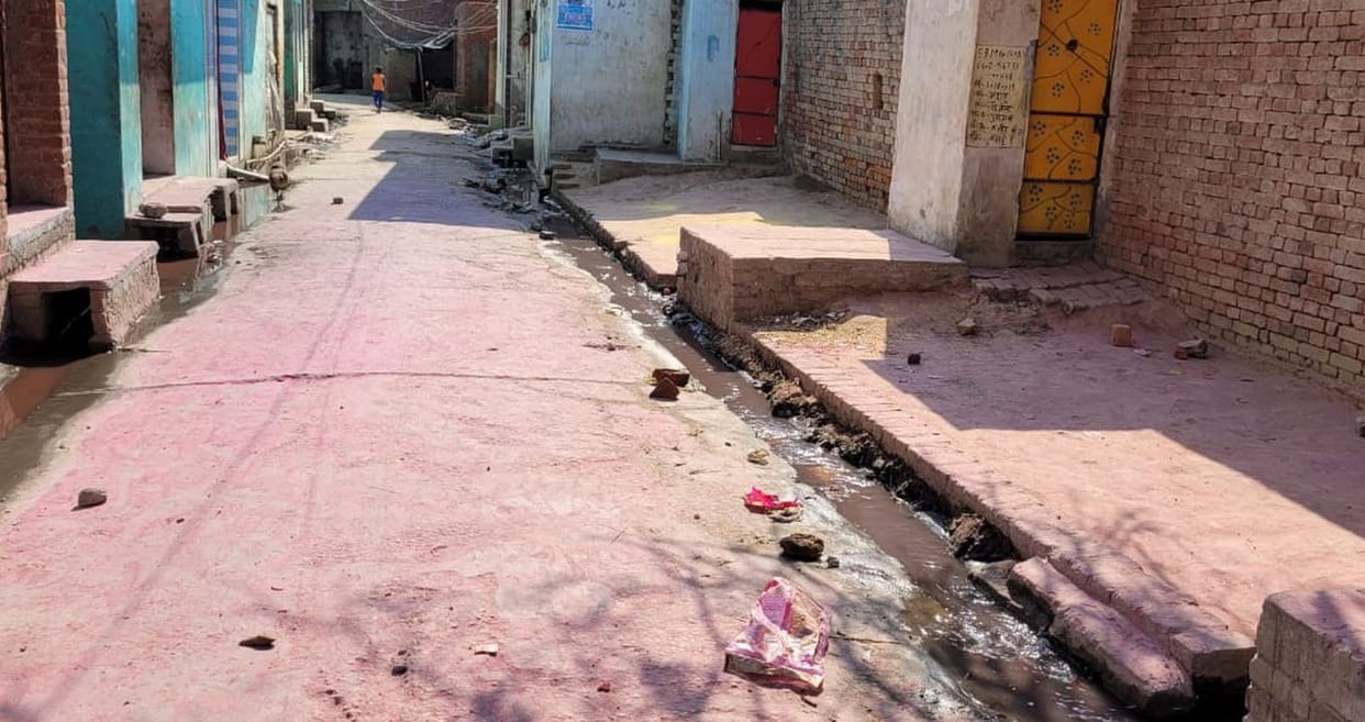 Two communities clashed, stones pelted when color fell on the shrine