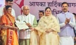 गांव रोहनात की बेटी मंजू कौशिक को सम्मानित सुषमा स्वराज अवार्ड व प्रशंसा पत्र देकर सम्मानित करत