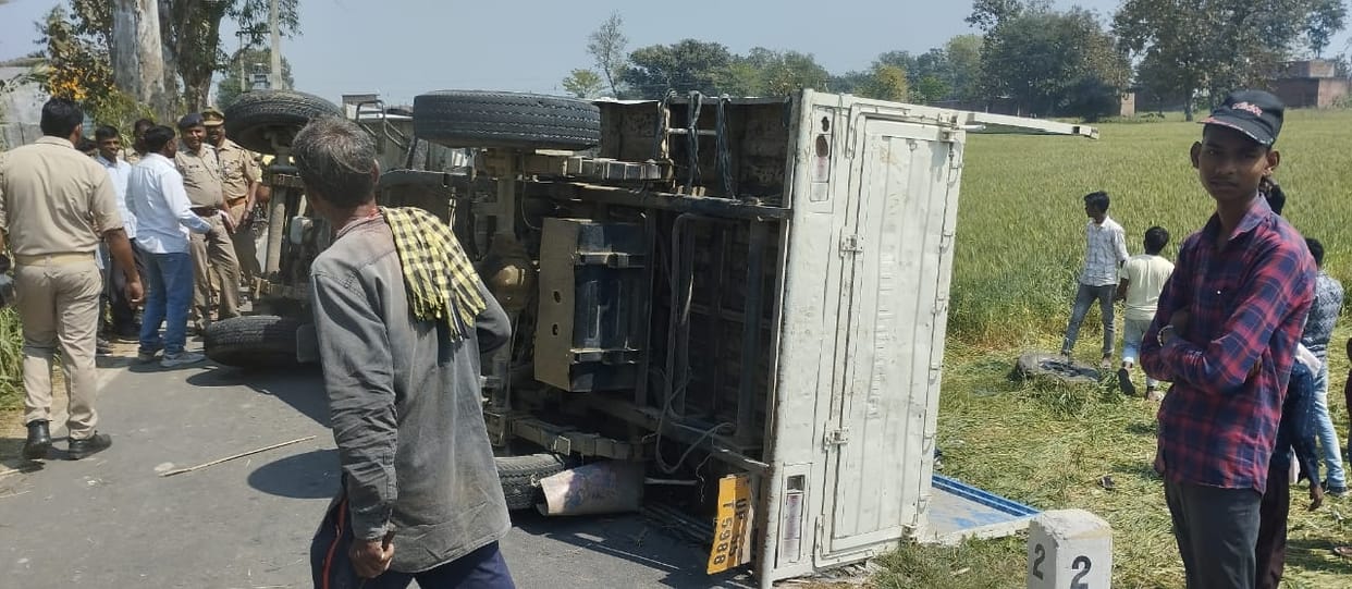 Overturned pickup, 11 people injured