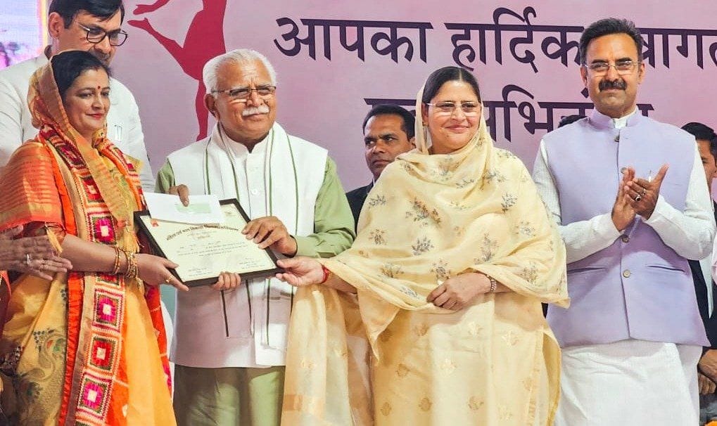 Rohnat's daughter Manju Kaushik became the first woman of Sushma Swaraj Awardee Haryana