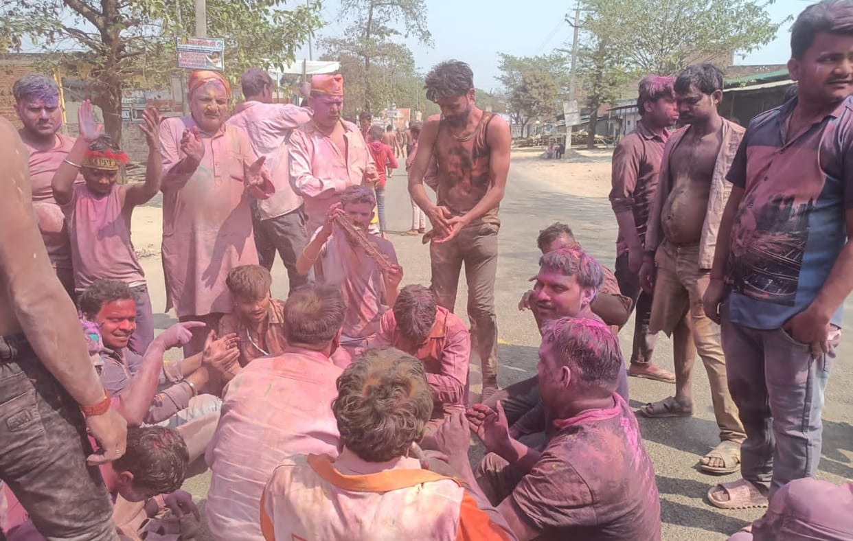 Abir-Gulal flew a lot on Holi, there was a shower of colors