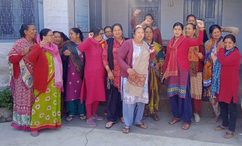 Women protested in office for water.
