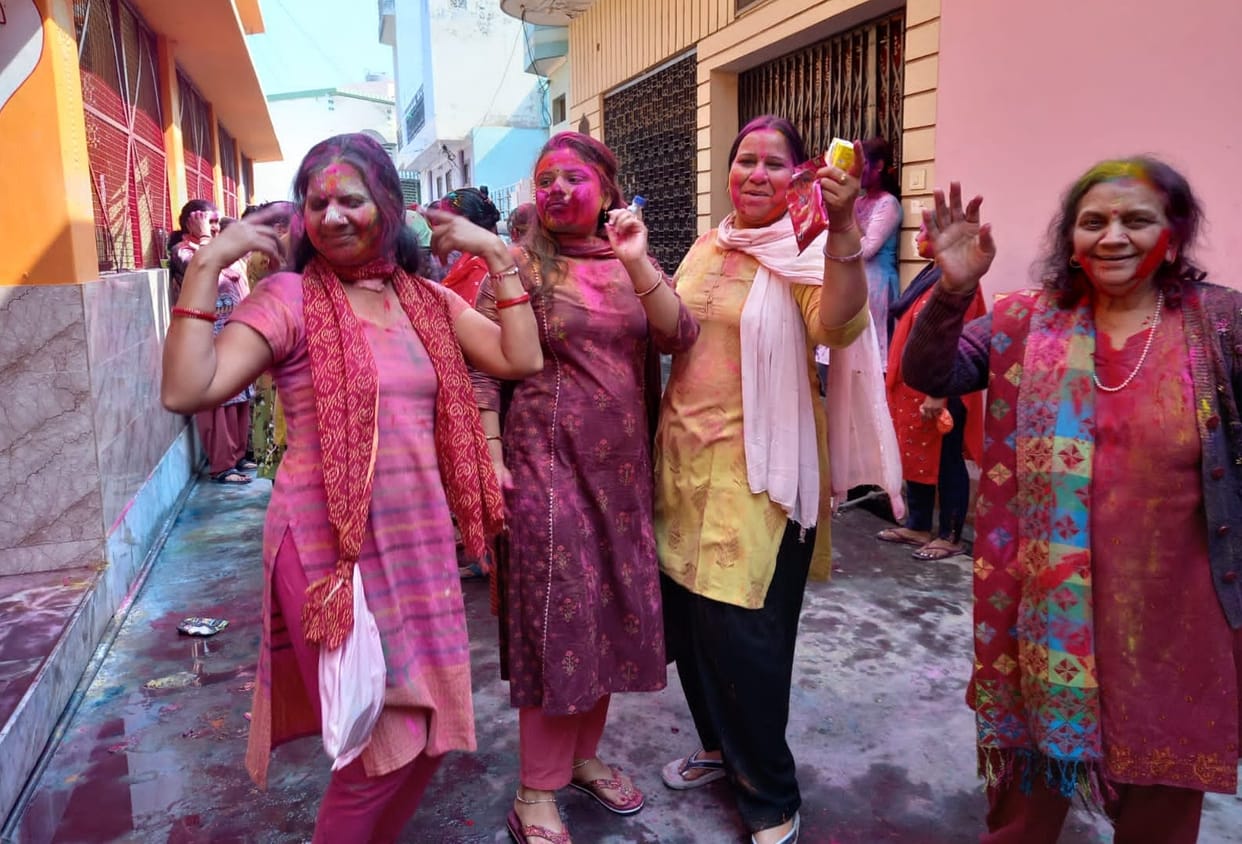 Blowing Gulal fiercely, women dance on Holi songs