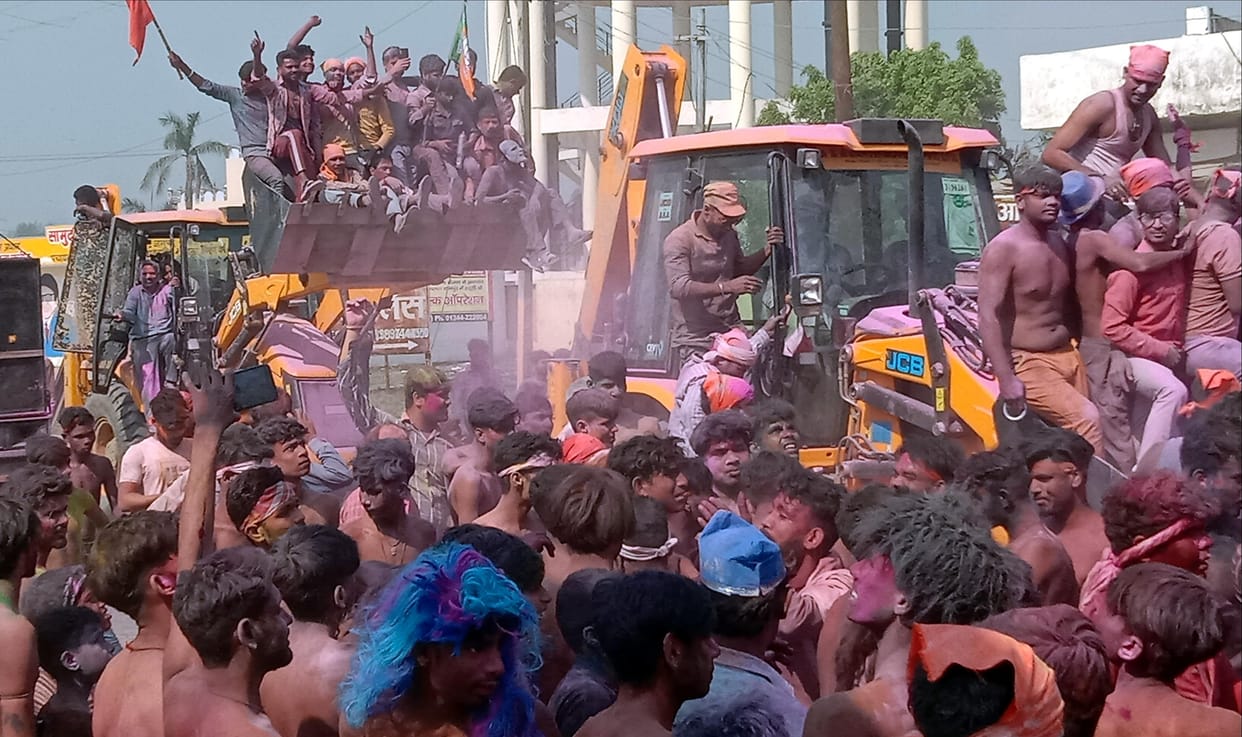 Holi celebrated with pomp from villages to cities, lots of gulal