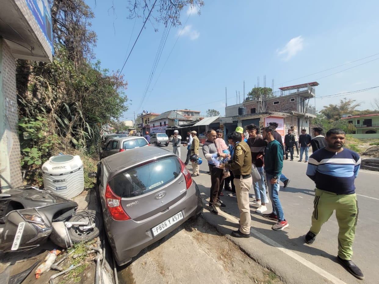 Uncontrolled car hit five vehicles standing on the roadside