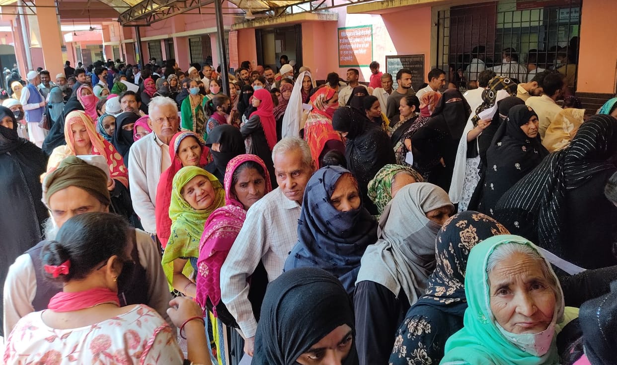 Queue of patients in hospital, 3686 got treatment