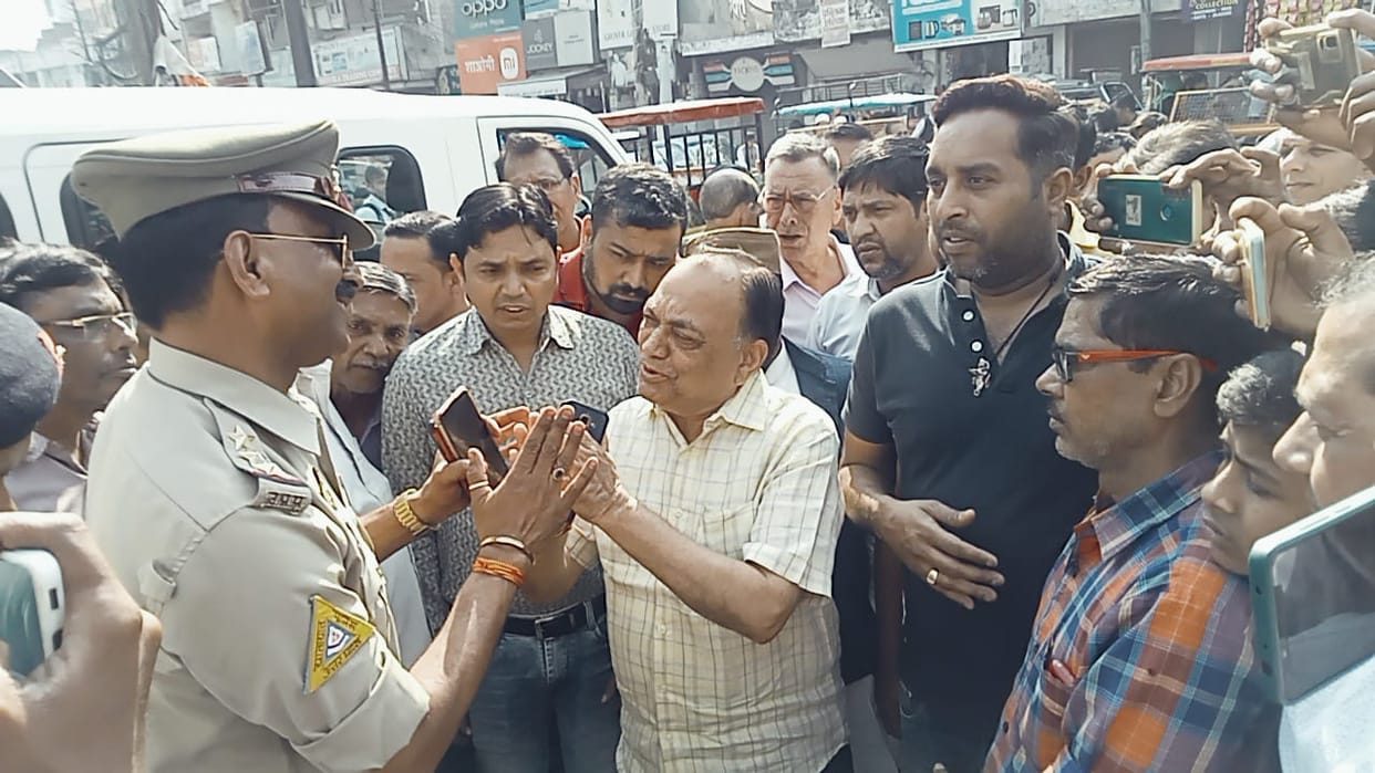 Traders sitting on dharna removed barrier from Navalti intersection