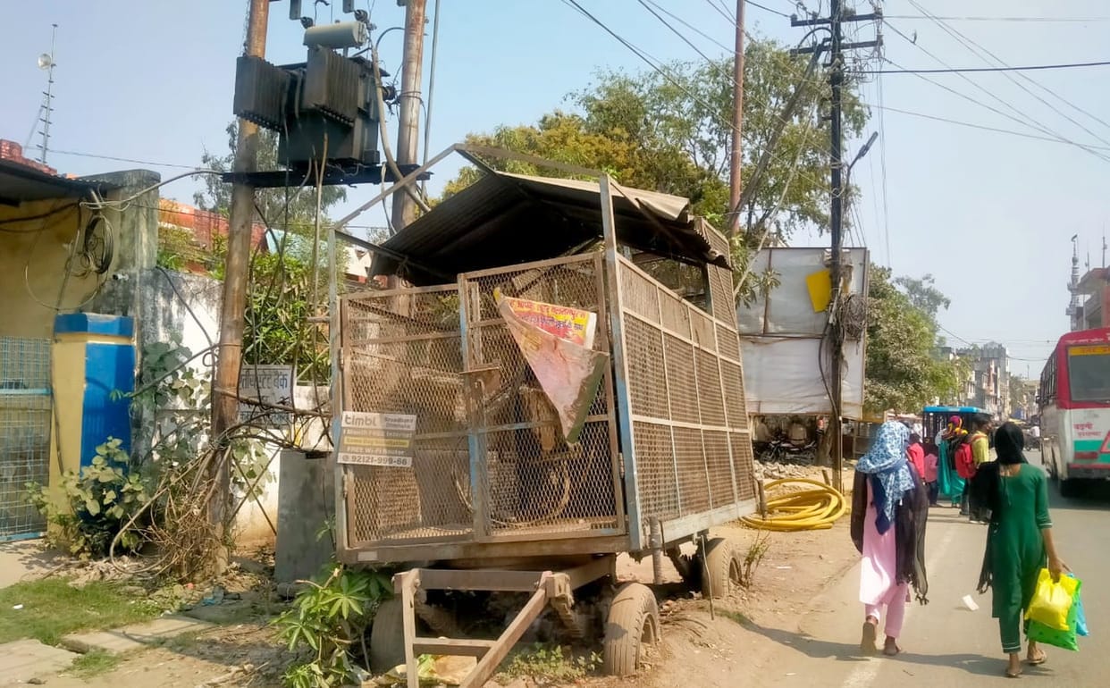 Mobile transformer and wire mesh will be removed from Veer Vinay intersection