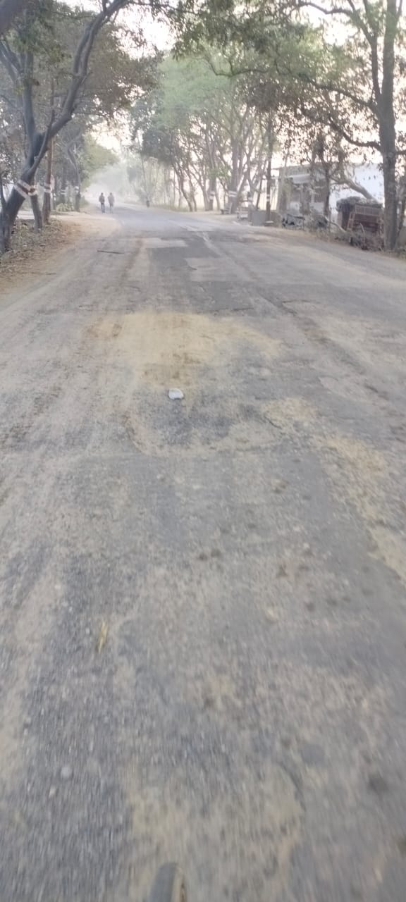 Gandevad-Chilkana road turns into potholes, people are getting injured