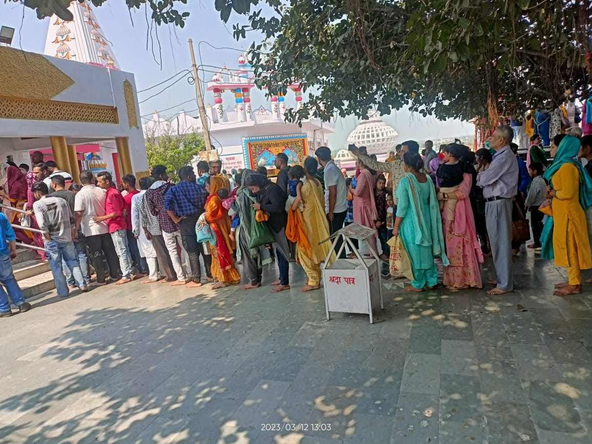 Thousands of devotees bowed their heads in Shiv Mandir Kathgarh