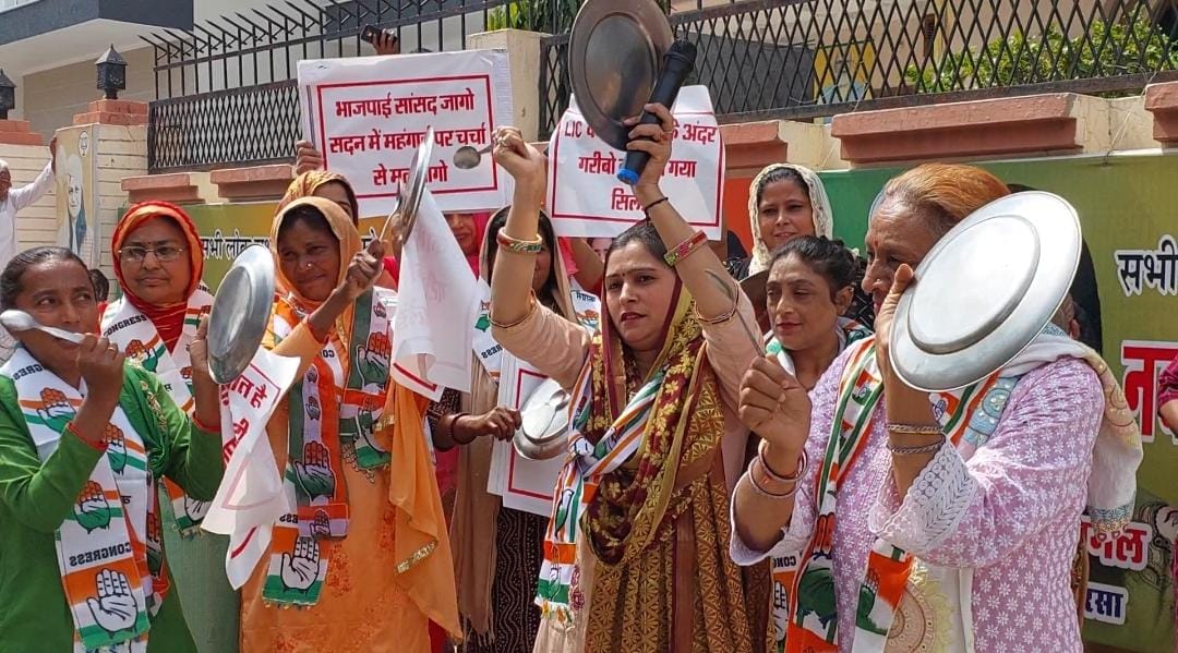 Protest against inflation: Women reached outside MP's residence with cylinders, demonstrated by playing plates
