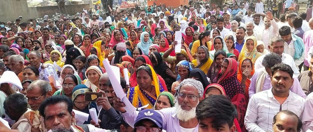 Aam Aadmi Party workers protested and handed over memorandum