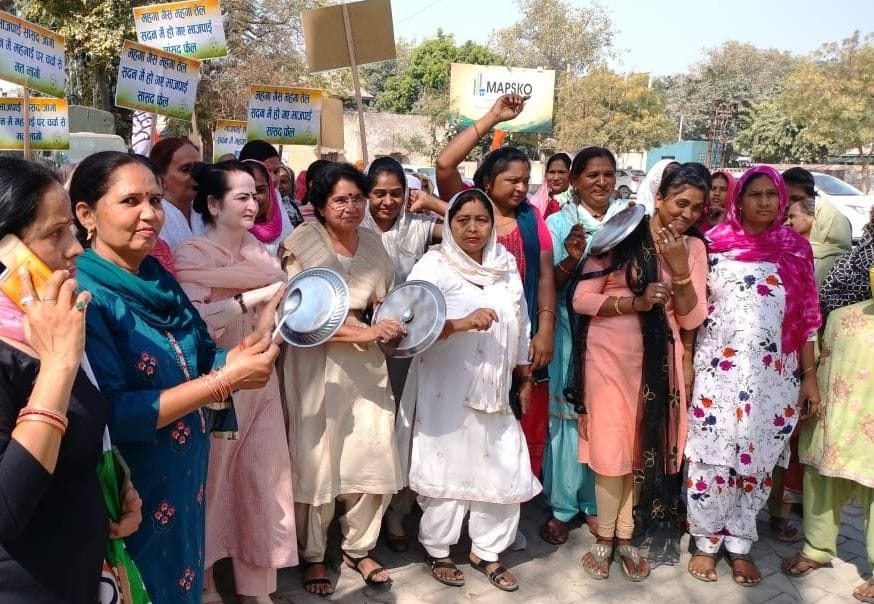Congress protests against the increased prices of LPG