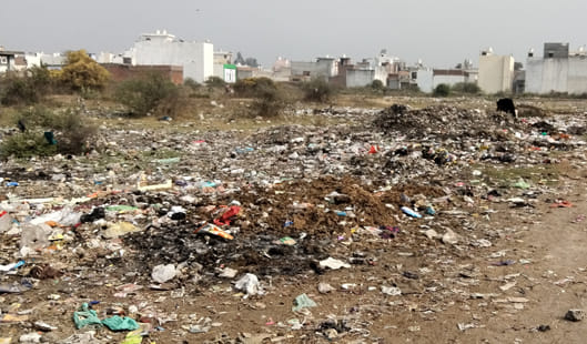 Promoting cleanliness by knocking, heaps of garbage in the city