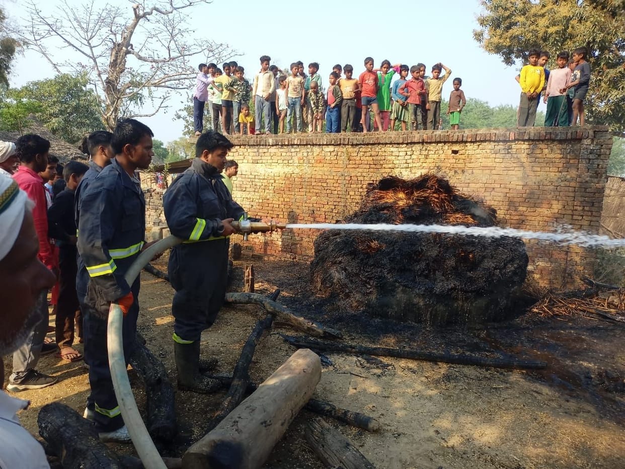 Fire broke out due to unknown reasons, a house and hut turned ashes
