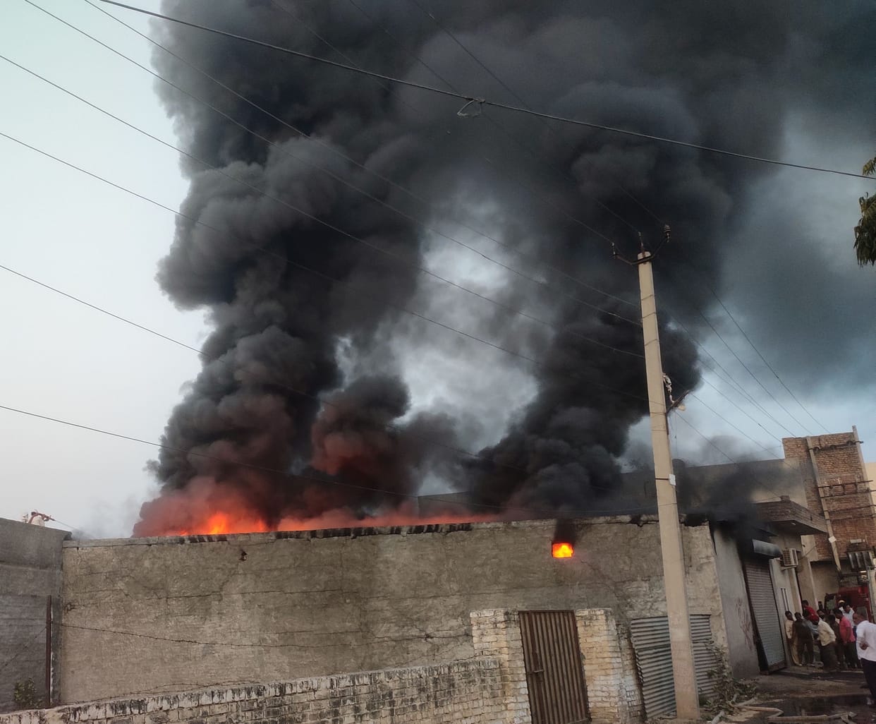 Fierce fire broke out in the paint godown, loss of lakhs of rupees, four vehicles of the fire department reached the spot and brought the fire under control
