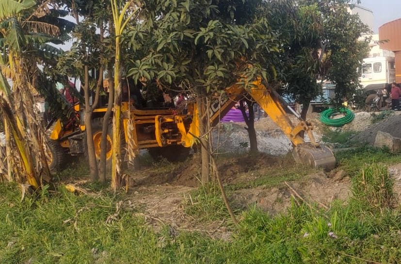 Misbehavior with officials who came to demolish the encroachment