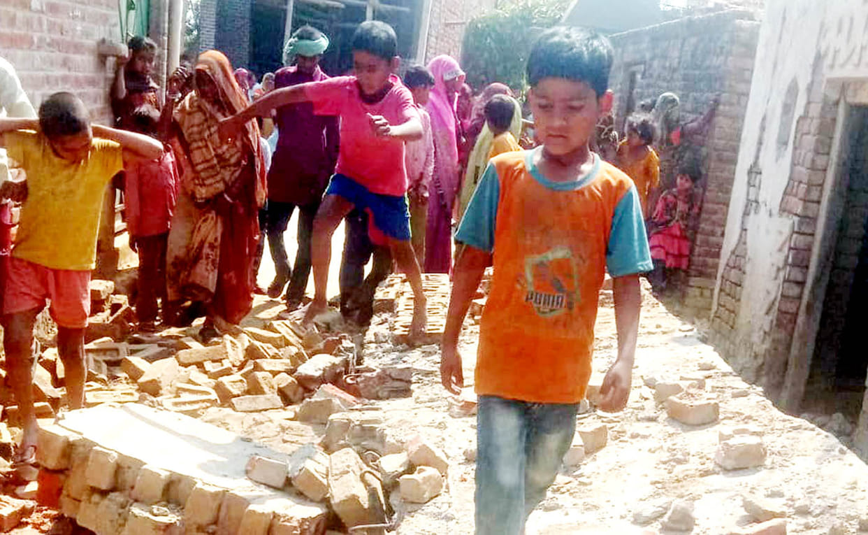 Uncle died after being buried in the debris of the balcony, nephew injured