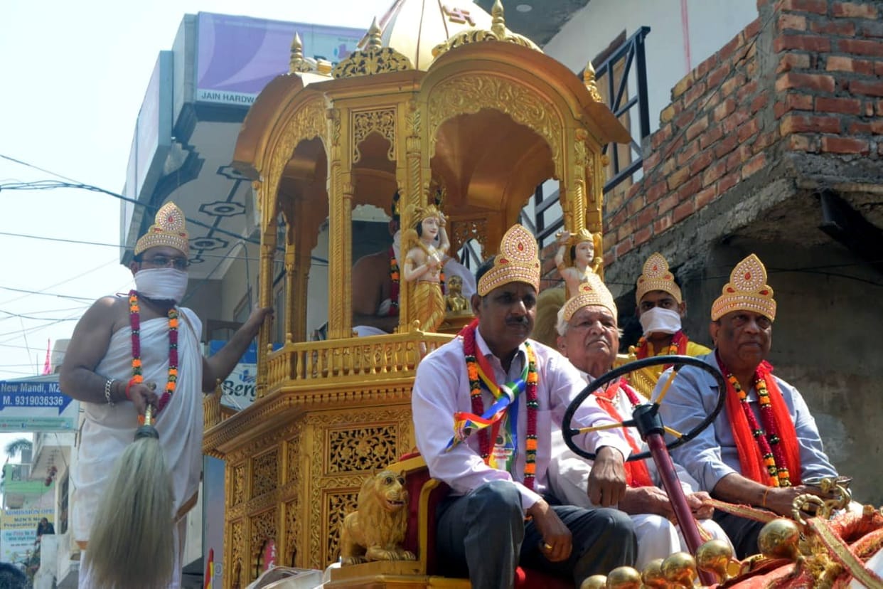Annual Rath Yatra taken out with bands, flowers showered