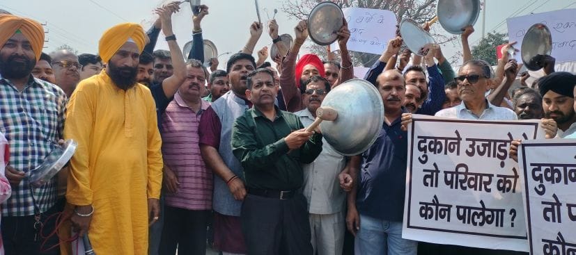 Showed pain to the administration, traders clapped