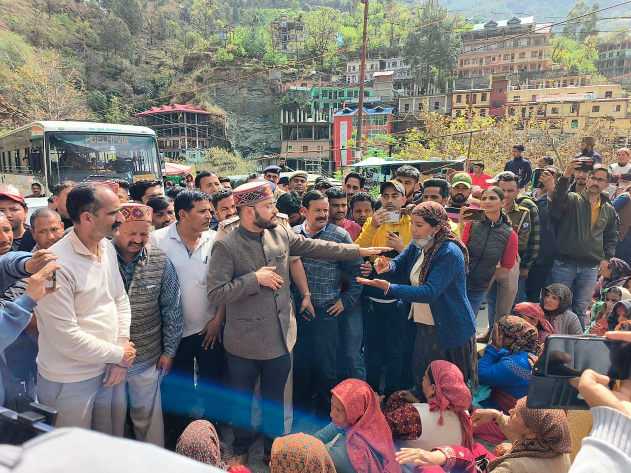 After the death of two youths in a road accident, the relatives blocked the wheel
