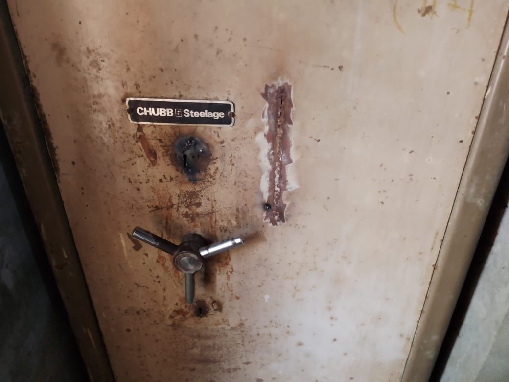 Attempt to cut bank vault with welding cutter