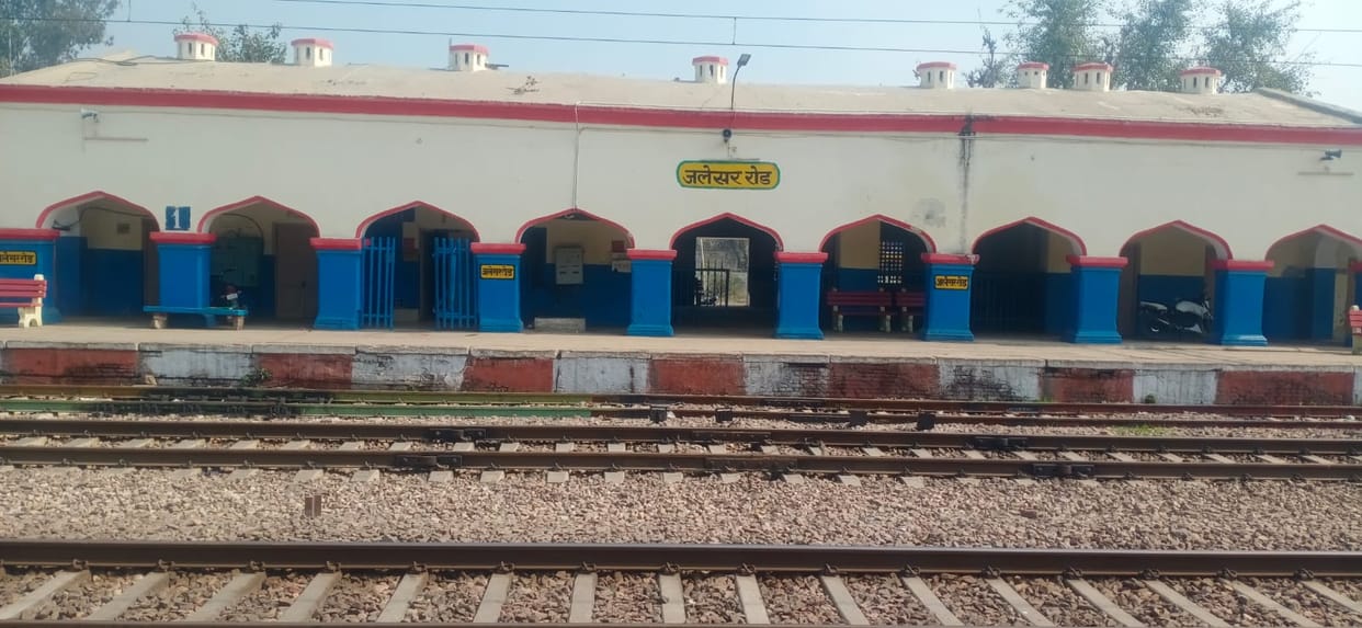 Express trains are not stopping at Jalesar Road station