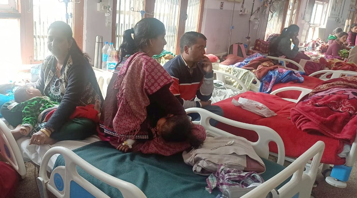 Treatment of two children on one bed in the infant ward
