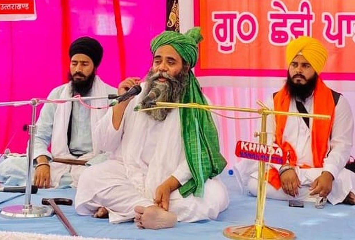 Hundreds of devotees bowed their heads at Gurdwara Chhathi Patshahi on Hola Mahalla festival