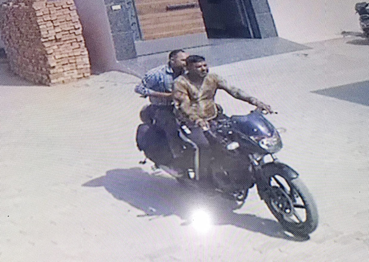 Bike rider youth absconded after snatching 15 thousand rupees from retired soldier
