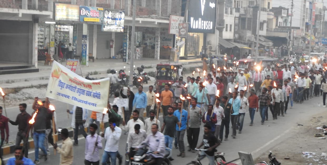 Electricians took out a torch procession