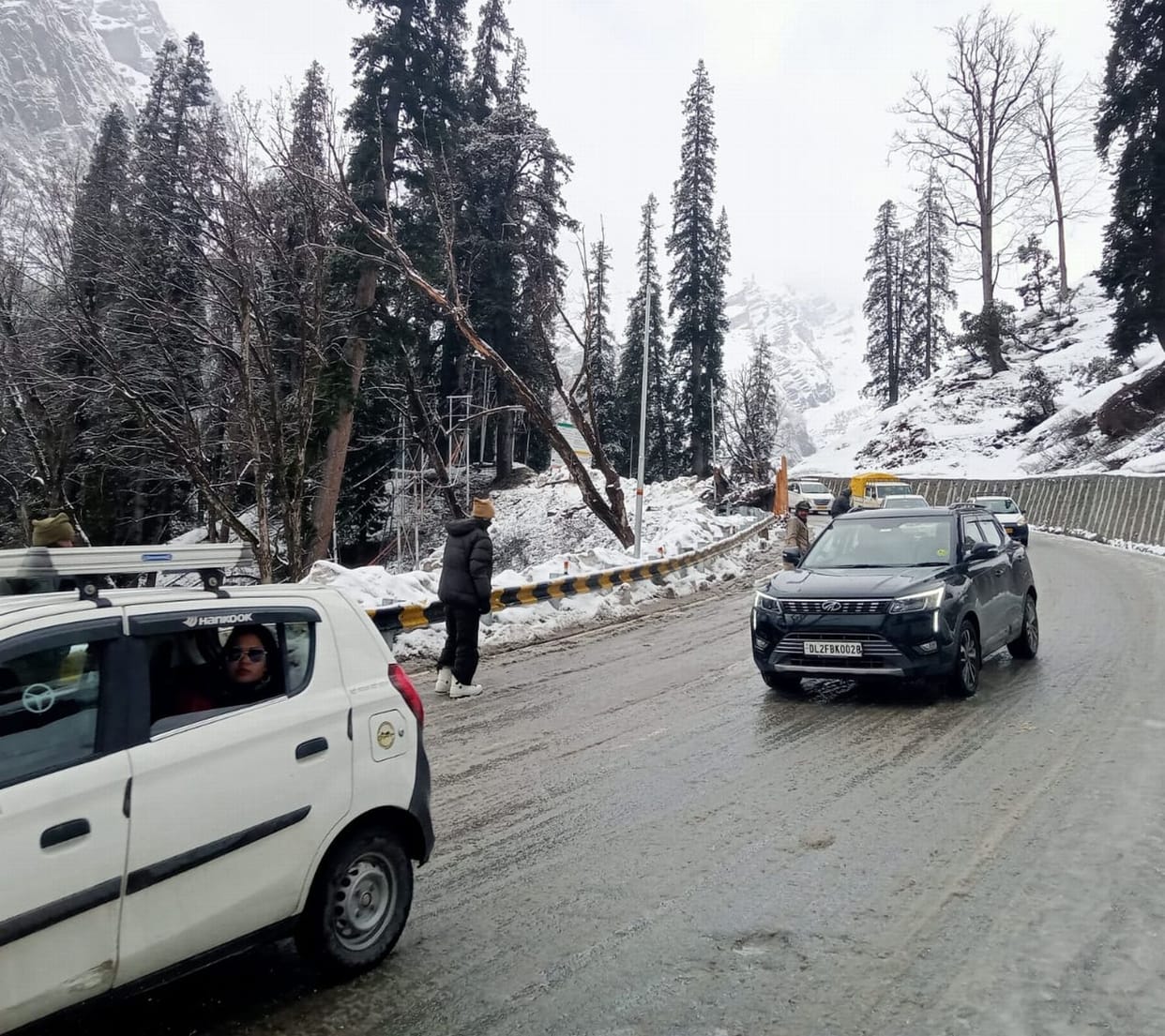 Snowfall increased the road, passengers trapped in 300 vehicles