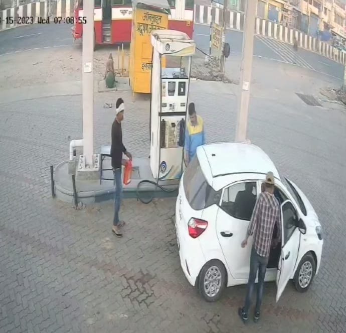 First took diesel from the pump, then the car driver ran after filling petrol