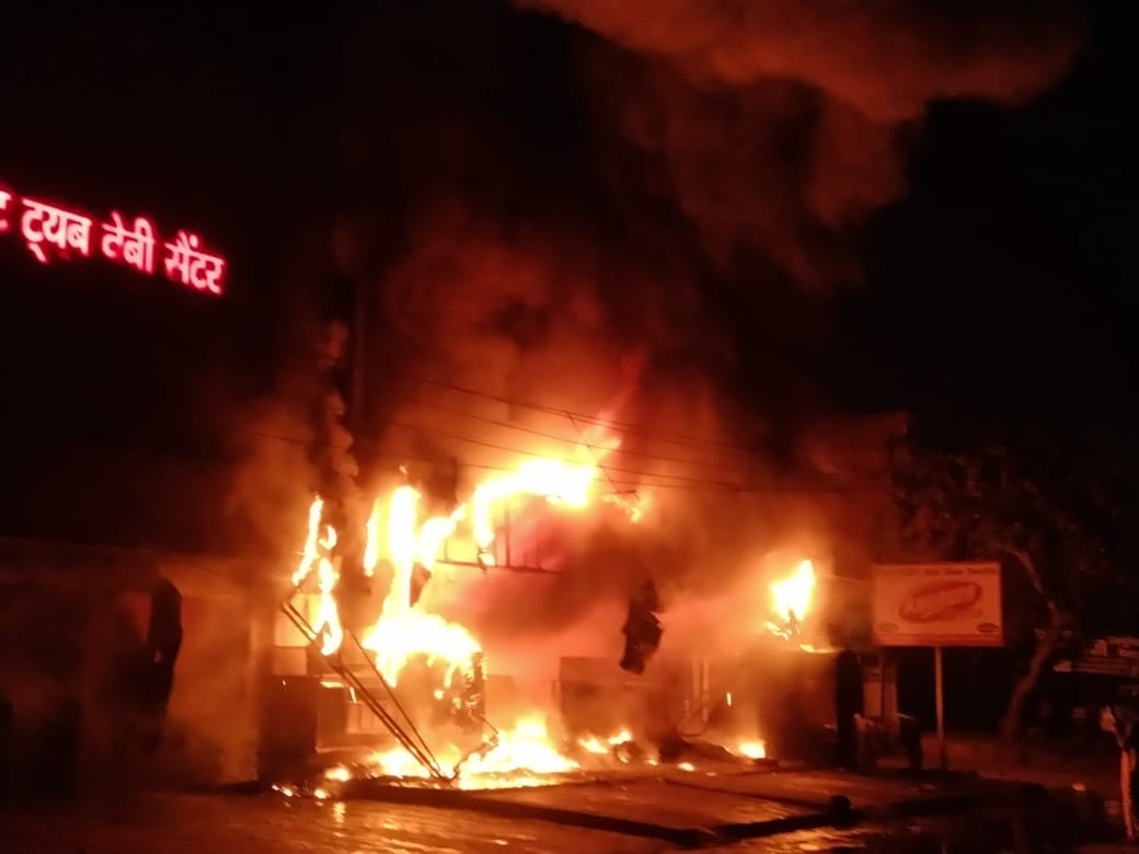Fierce fire broke out in Khungar Sweets due to short circuit, five fire engines brought it under control in six hours