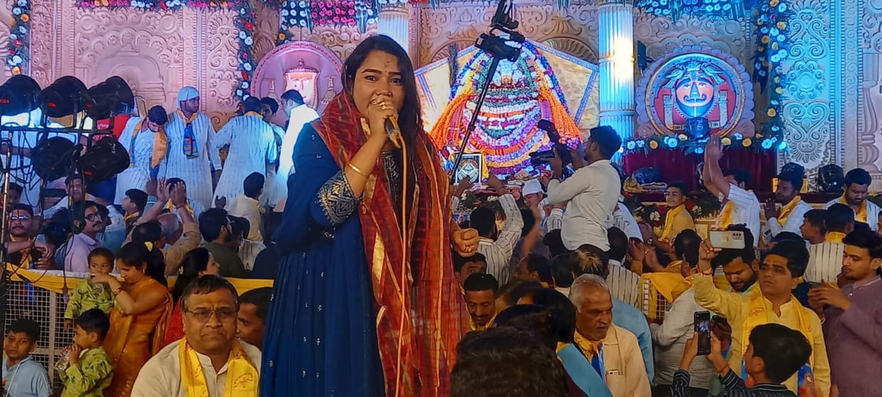 Devotees dance till late night on the hymns of Shri Khatu Shyam