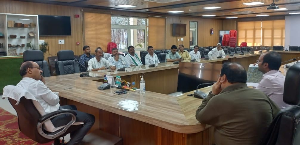 Bhakiyu (apolitical) raised the issue of potholes in Meerut Pauri National Highway