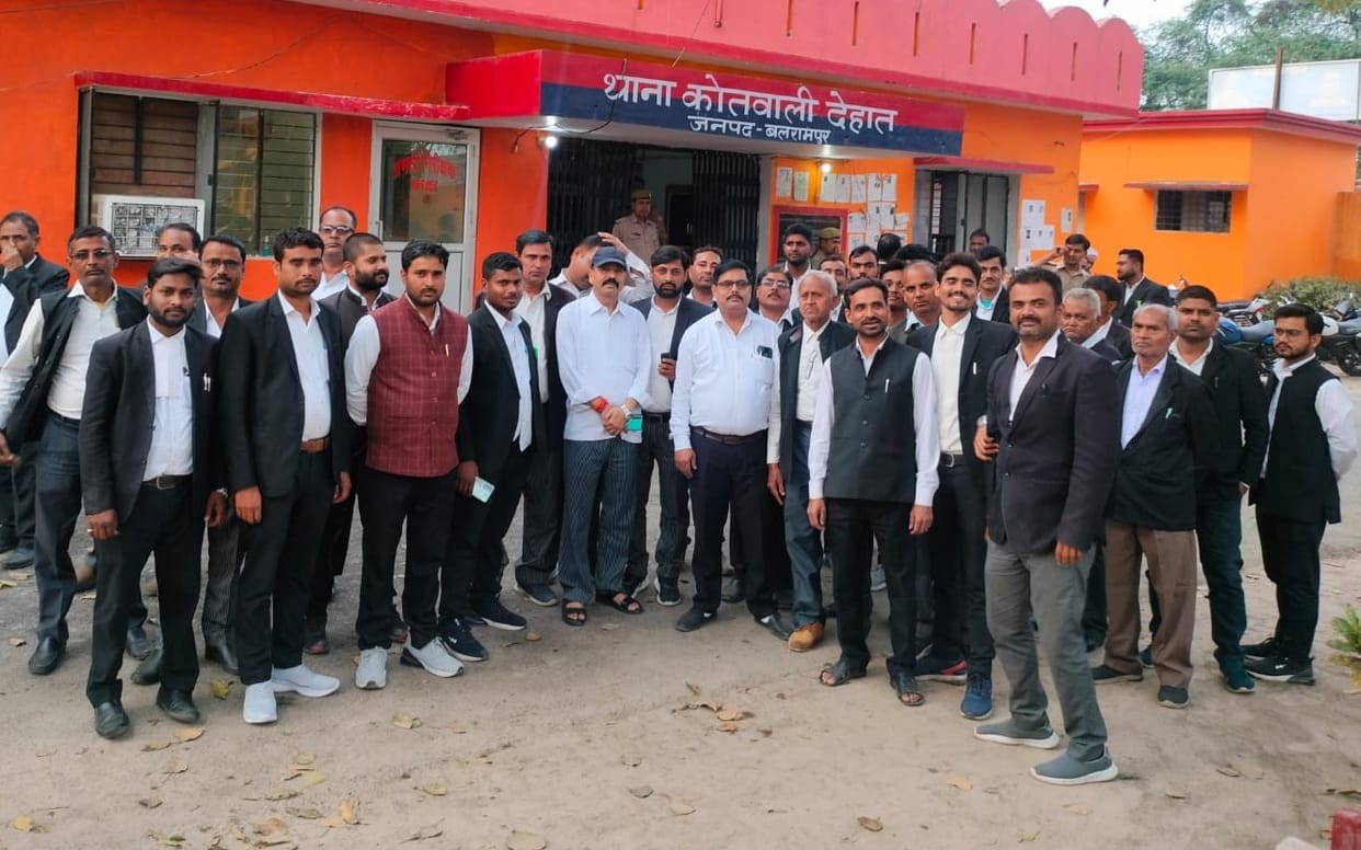 In Balrampur, lawyers surrounded the dehat police station