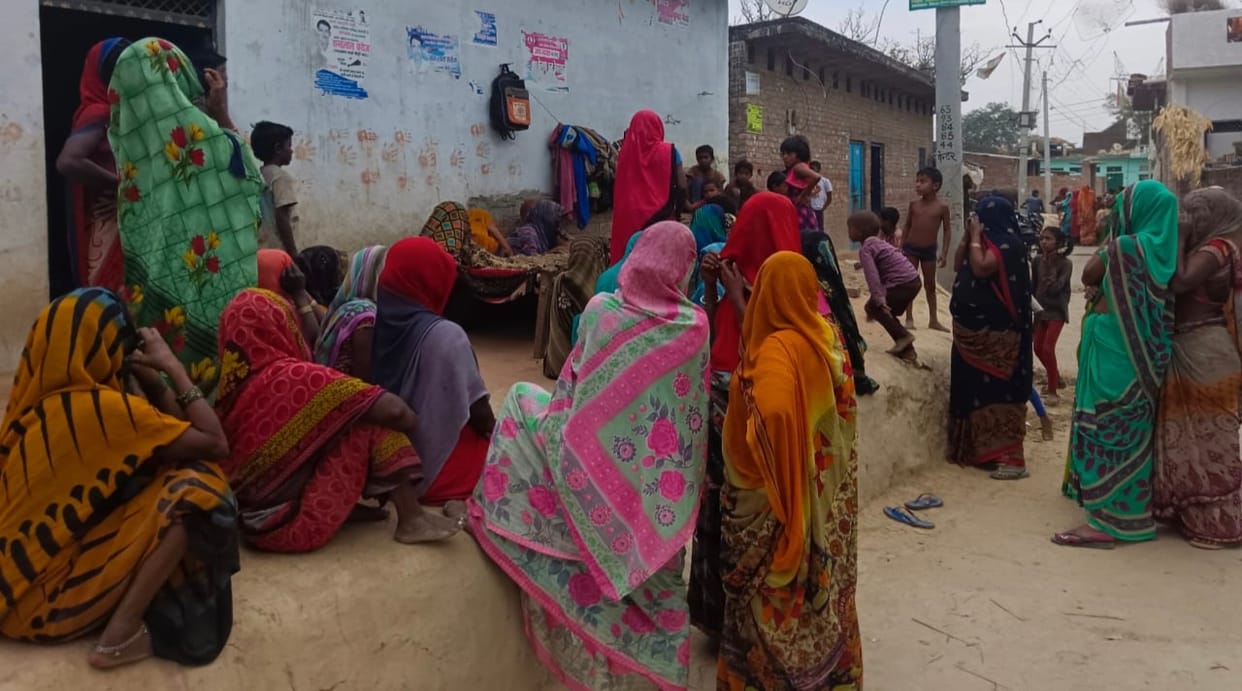 Relatives roamed around with the girl's dead body on a bike, did not get an ambulance
