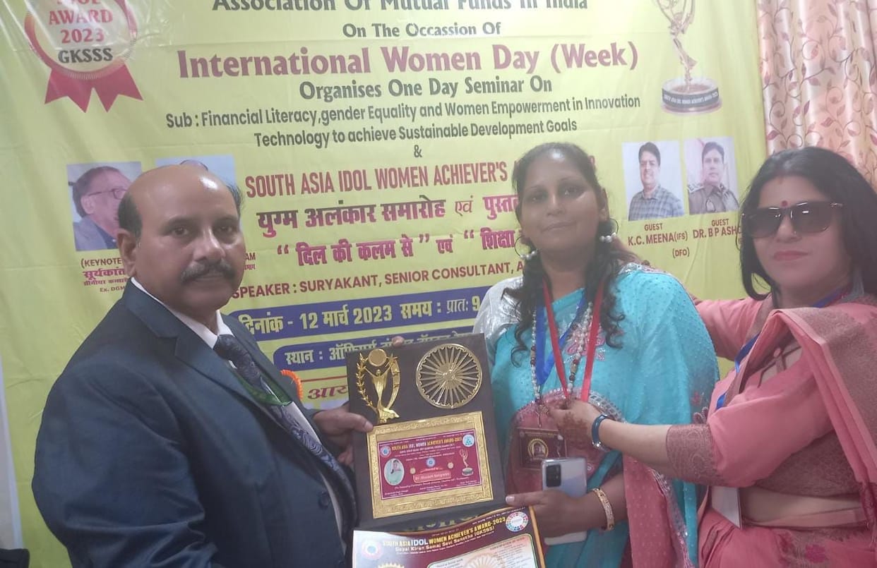 Dr. Neelam received the South Asia Idol Woman Award