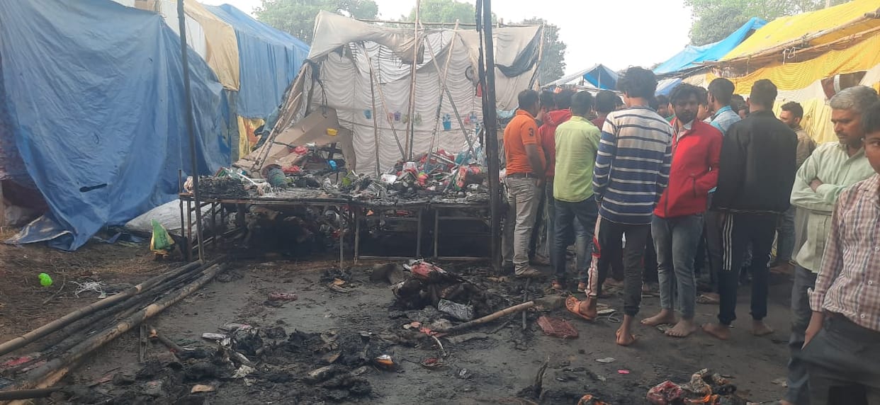 Fire broke out in three shops in the fair of Sheetla Mata