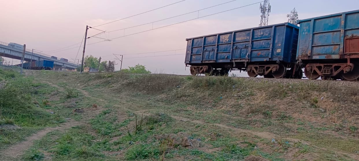Goods train going towards Bareilly split into two