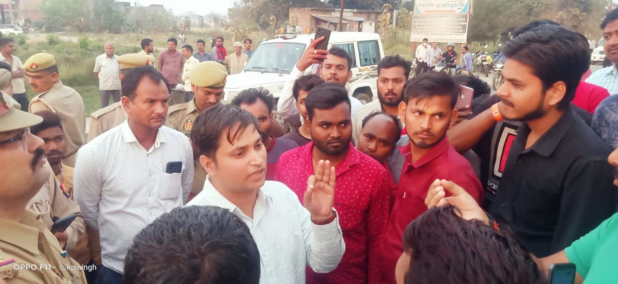 Angry people jammed the Bansi-Basti road due to power crisis