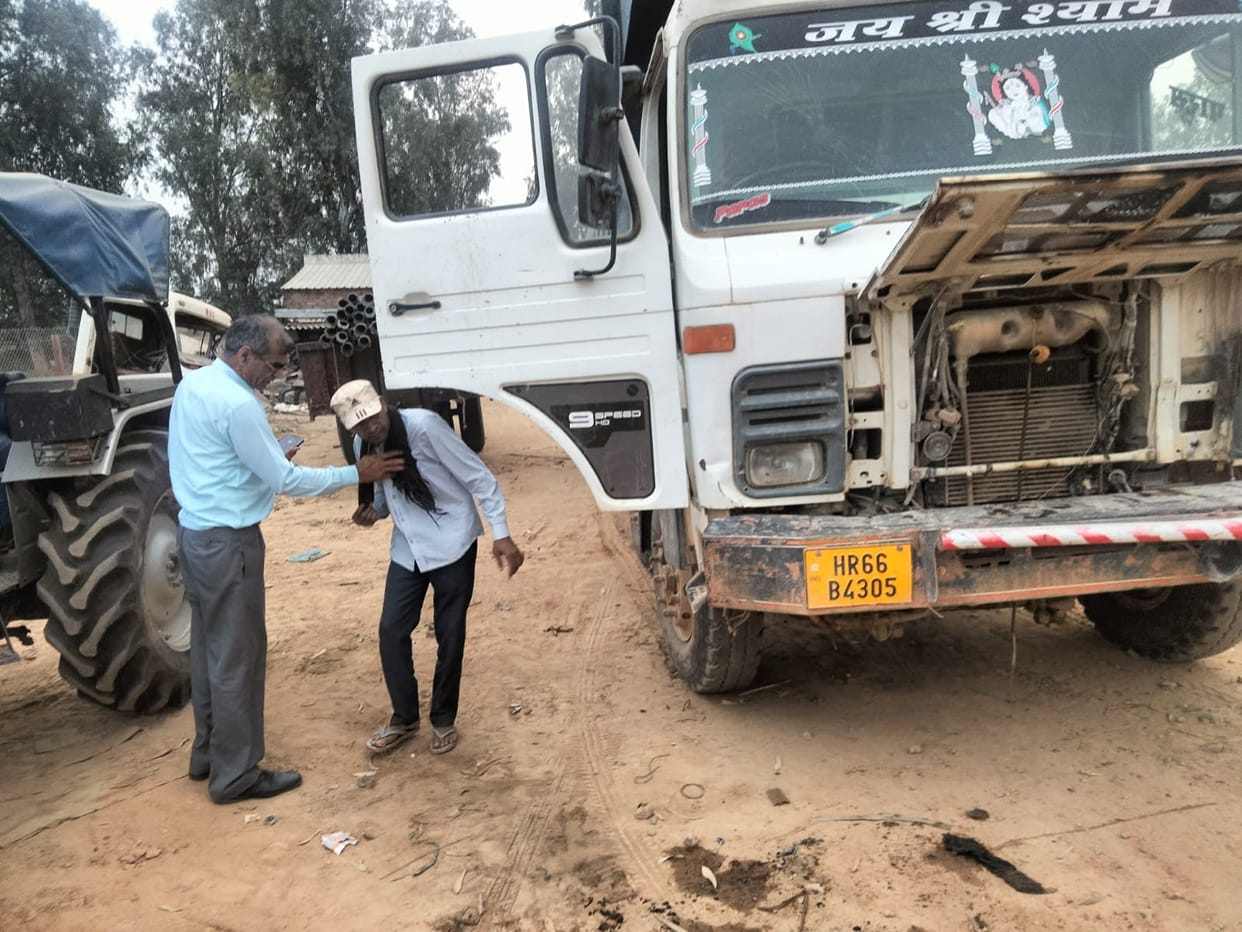 Chief Minister's flying squad caught six overloaded dumpers, fined Rs 4.73 lakh