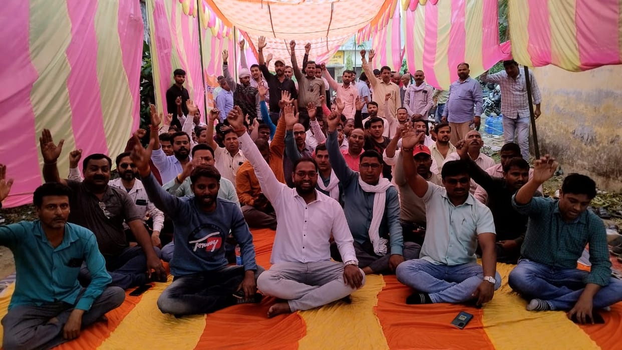 The workers cursed the government fiercely