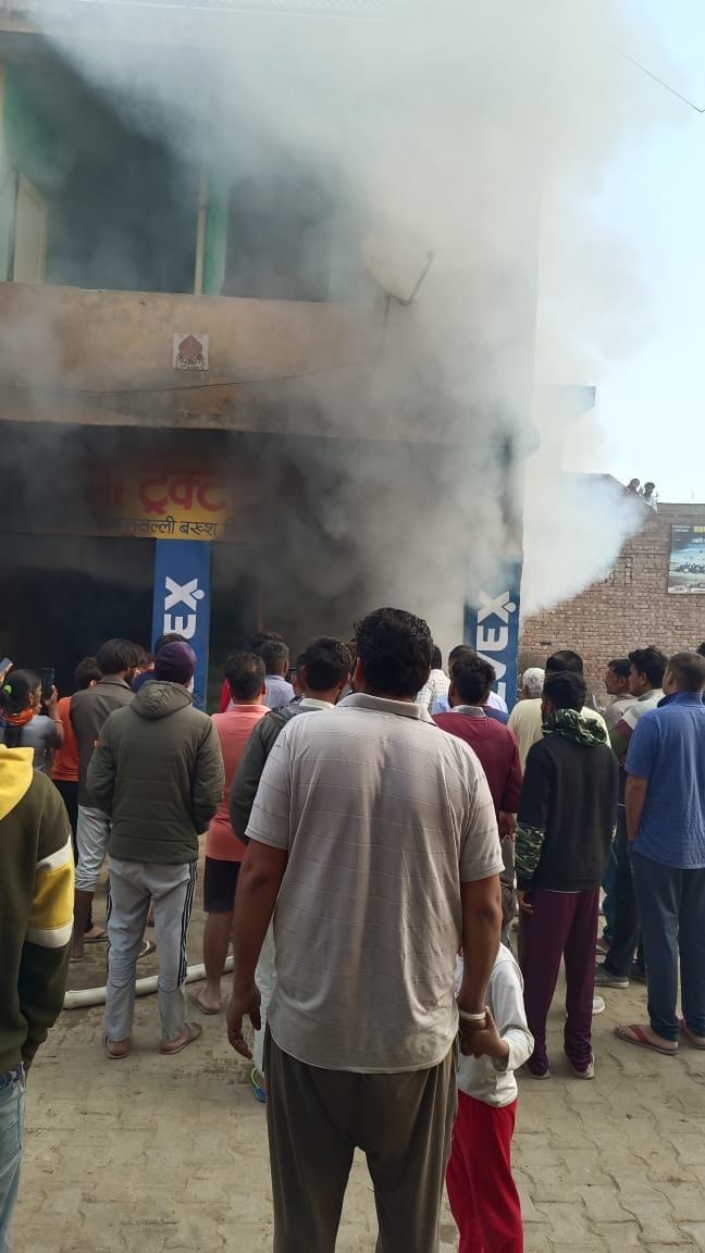 Fire broke out in the godown of utensil shop due to short circuit
