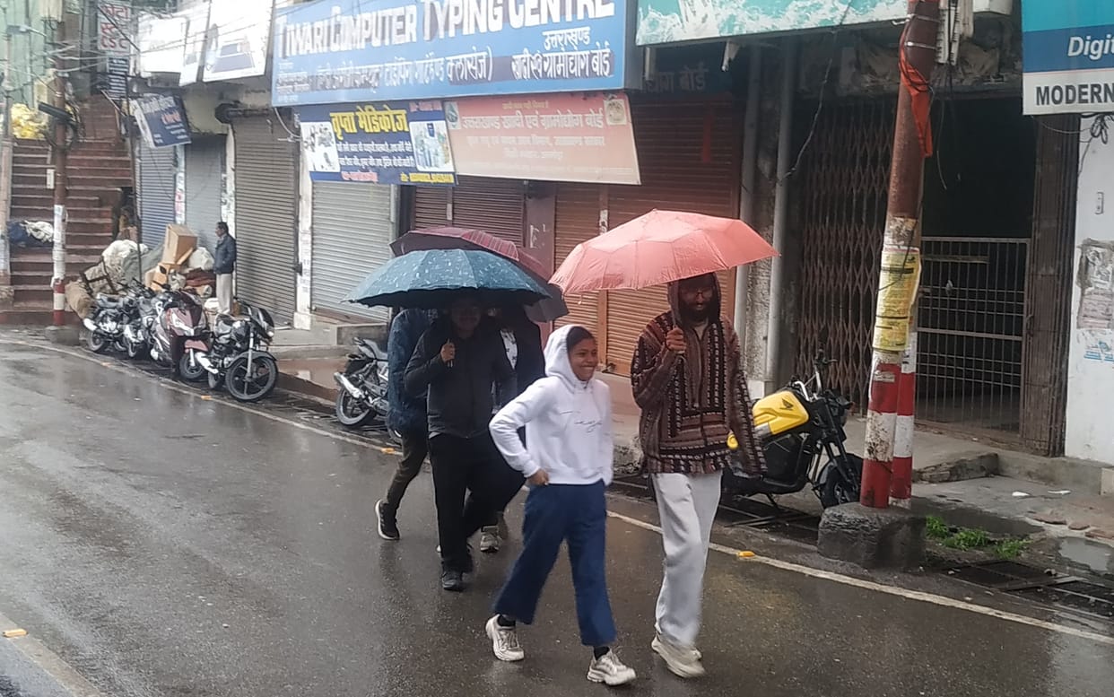 Heavy rain in Almora, increased cold