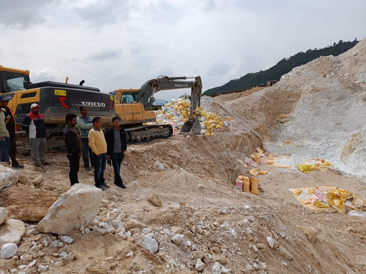 Two laborers injured due to debris in the mine